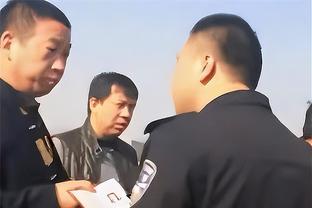 上半场第42分钟，镜头给到梅西和保镖小跑返回更衣室